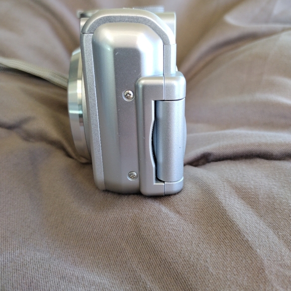 Canon PowerShot A630 Silver Camera - Picture 14 of 16